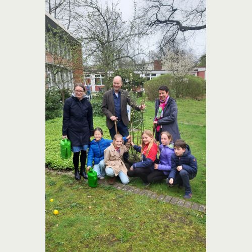 Schirmherrin Ksenija Bekeris, Axel Jahn, Loki Schmidt Stiftung, Und Julia Wöhlke, Budnianer Hilfe, (v.l.n.r.) bei der Pflanzung in der Grundschule Turmweg
